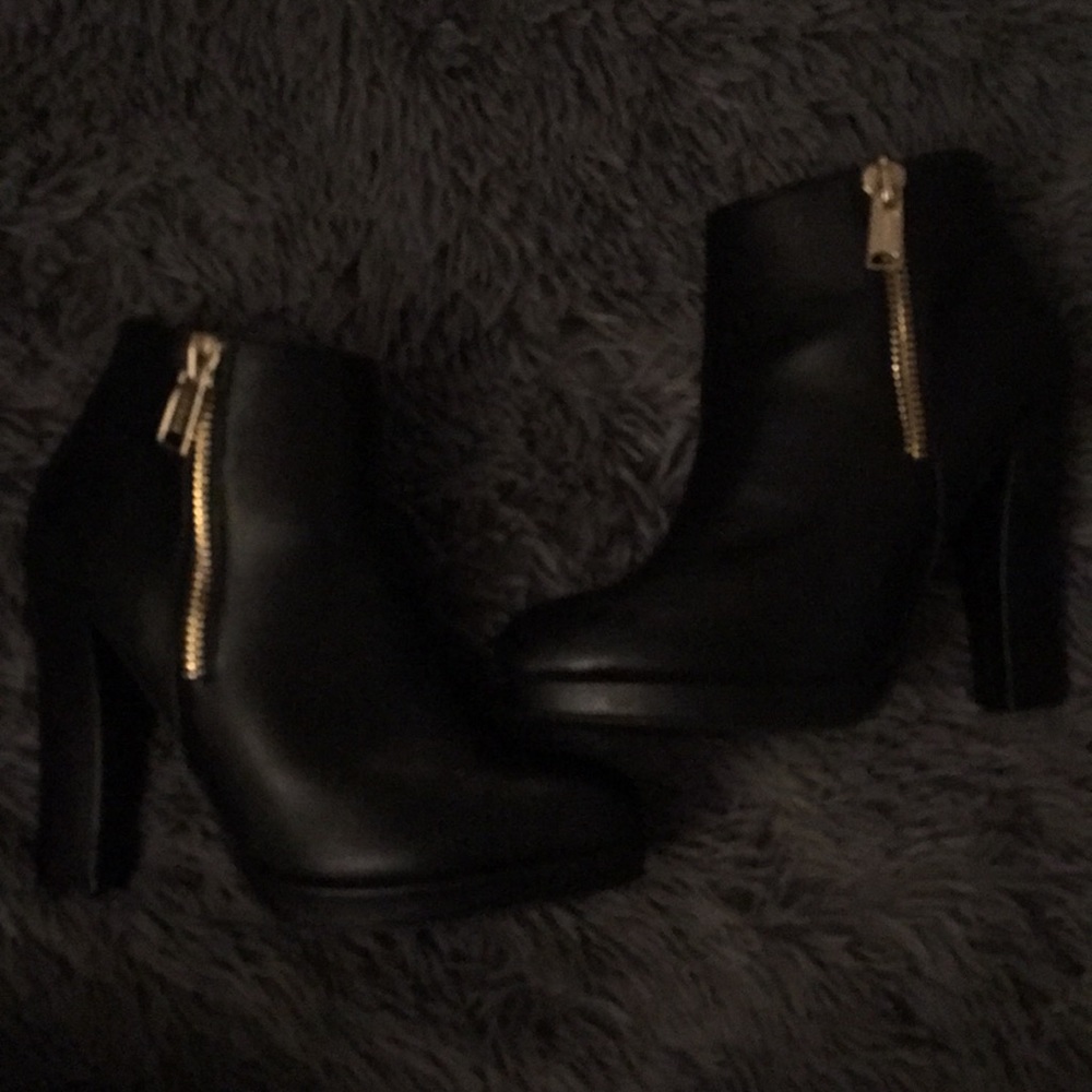 Juicy couture boots worn once